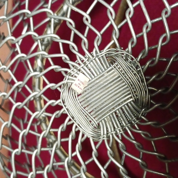 Chain link fence style basket with brass rim and handle - Picture 6 of 11